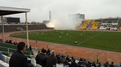 Футбольний матч у Вінниці призупинили через витівки фанатів (Відео)