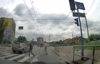 В Виннице внедорожник едва не сбил пешехода, проехав на красный сигнал светофора (Видео)
