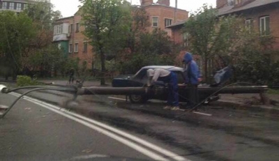 У Вінниці водій «ВАЗу» допустив зіткнення з електричною опорою