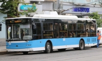 У Вінниці тролейбус збив чоловіка біля зупинки