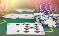 Які Відмінності Між Покером Та Техаським Холдемом?