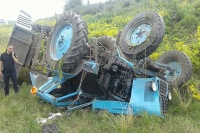 На Вінниччині водій трактора загинув через перекидання транспорту