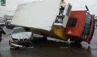 У Вінниці вантажівка перевернулася та затисла BMW (Відео)