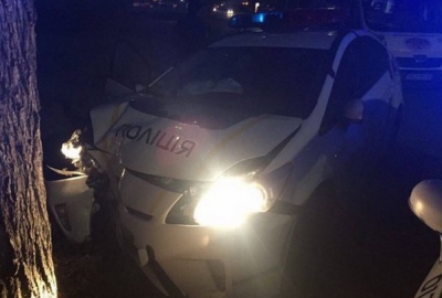 У Вінниці патрульні побили службовий Prius. Заїхали в дерево