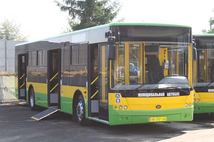 У неділю до кладовища біля села Лука-Мелешківська курсуватиме 50 автобусів