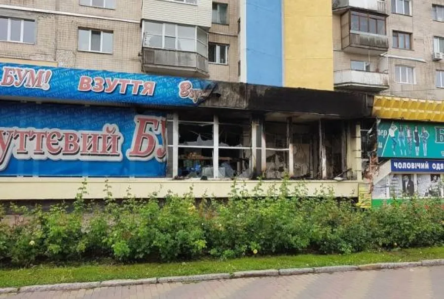 13 пожарных тушили горевший ночью магазин "Обувной бум"