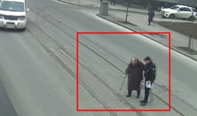 У Вінниці поліцейський допоміг перейти дорогу старенькій бабусі (Відео)