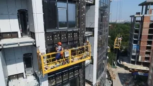 Преимущества использования строительных люлек при монтаже сэндвич-панелей