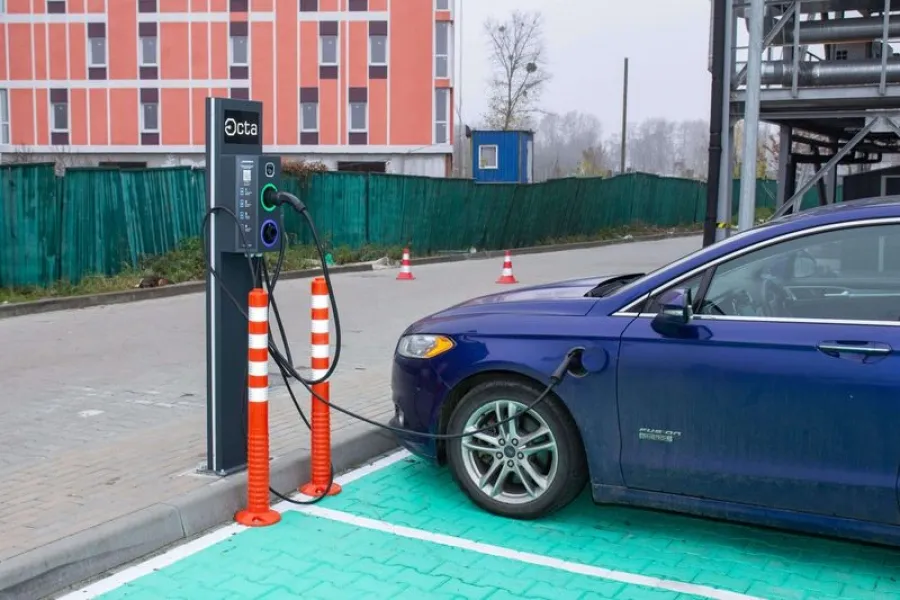 Комерційні зарядні станції для автомобілів: особливості і поради вибору