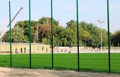 На стадіоні по Хмельницькому шосе почали стелити штучне покриття