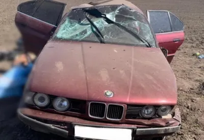 На Вінниччині «BMW» злетіла з траси і перекинулась на полі. Водій загинув, пасажирка в лікарні