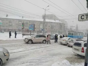 За Центральним мостом у Вінниці одночасно зіштовхнулися кілька іномарок, громадський транспорт став