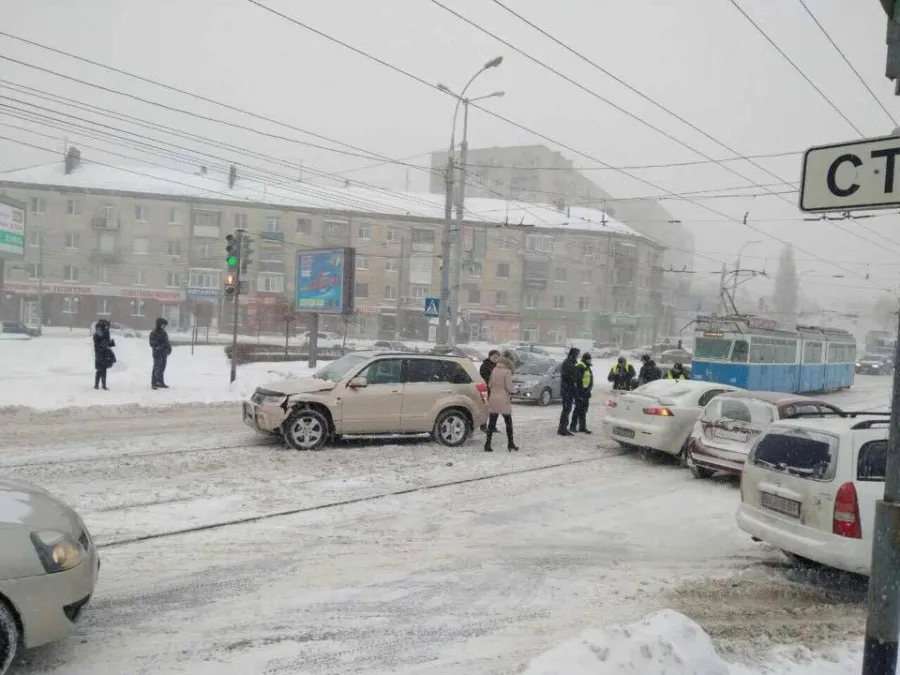 За Центральним мостом у Вінниці одночасно зіштовхнулися кілька іномарок, громадський транспорт став
