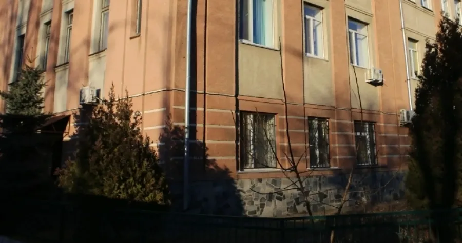 «Нам урізають виплати, самі жирують». Скандальна анонімка від працівників другого пологового