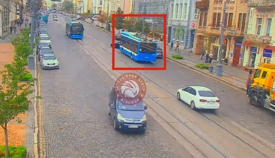 У Вінниці на Соборній став громадський транспорт, через відсутність напруги