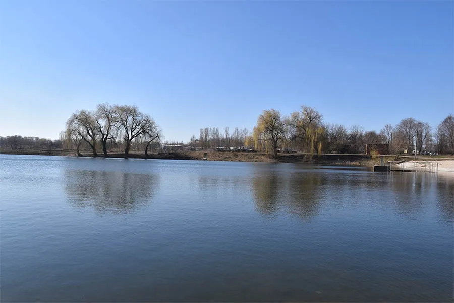В озеро на Тяжилові на прохання мешканців мікрорайону запустили зарибок