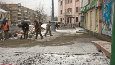 По вулиці Соборній ремонтують тротуар
