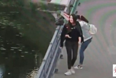 На Київському мосту дві дівчинки виламували скульптури (Відео)