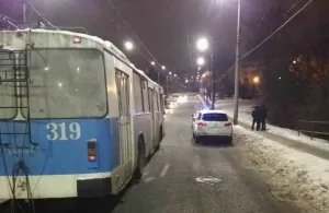 У Вінниці молодий хлопець, який вийшов з тролейбуса, потрапив під колеса «джипа»