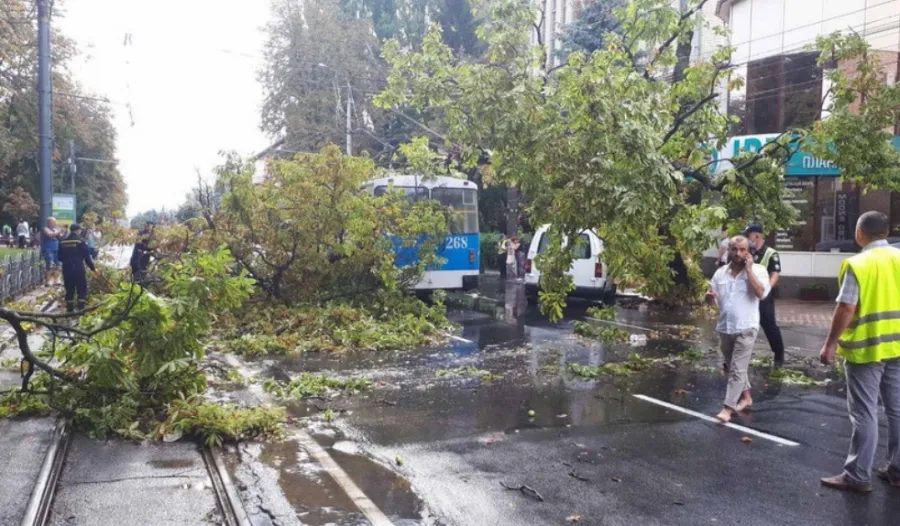 Вінницю «накрила» сильна злива з градом та вітром (Відео)