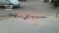 В центрі Вінниці Skoda збила обмежувальні стовпчики. Водій втік з місця ДТП