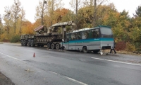 На Вінниччині пасажирський автобус врізався у військовий тягач: 11 людей постраждали