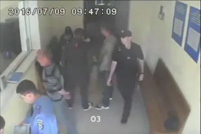 Затриманий поліцією у Вінниці п’яний хуліган розбив головою скло у відділку. Відео