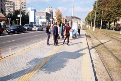 У Вінниці на зупинках по вулиці Пирогова влаштовують тактильну плитку