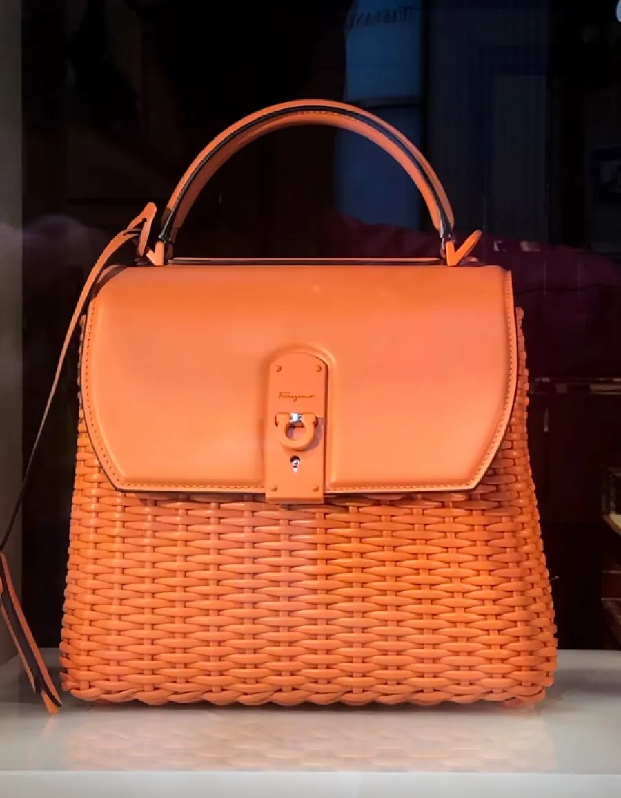 Дизайнерські шкіряні аксесуари: як купити сумку Coach Outlet з доставкою