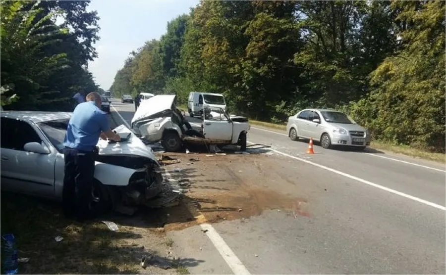 Під Вінницею зіткнулись два авто. «Жигулі» розірвало навпіл
