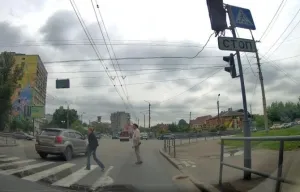 В Виннице внедорожник едва не сбил пешехода, проехав на красный сигнал светофора (Видео)
