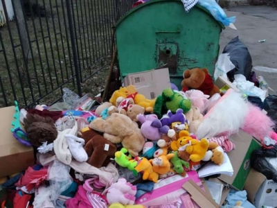 На мусорнике возле детдома в Виннице обнаружили гору мягких игрушек: в сети волна возмущения