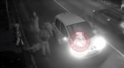 У Вінниці водій автомобіля Renault збив жінку на пішохідному переході (Відео)