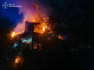 У Вінниці на П’ятничанах спалахнула недобудова: вогонь перекинувся на сусідній будинок