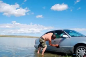 У Вінниці водій помив машину у Південному Бузі за 425 гривень
