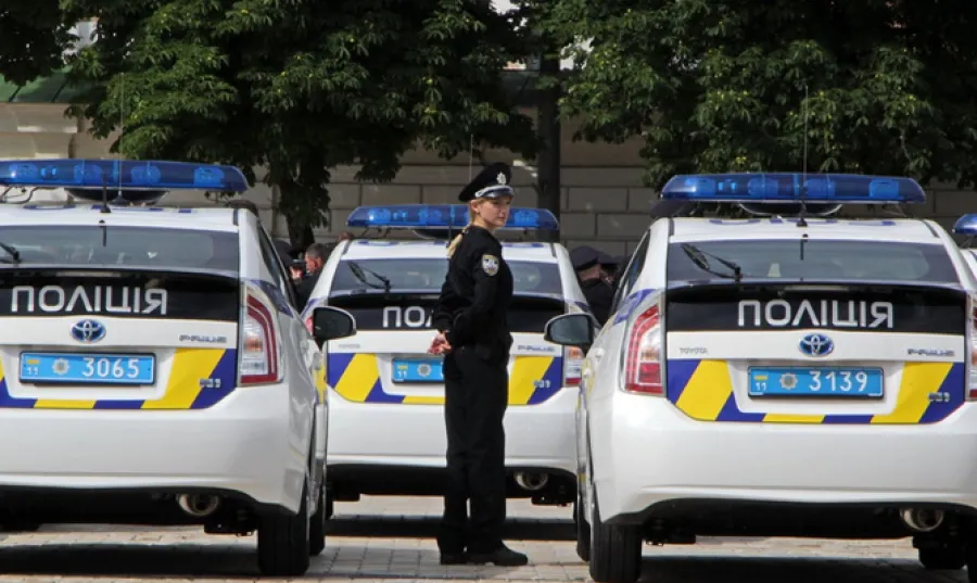 В 30-річної жінки посеред вулиці стався інсульт. Патрульні допомогли вінничанці
