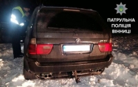 Вінницькі поліцейські затримали п’яного водія BMW X5, що збив дорожній знак та мав підроблені документи