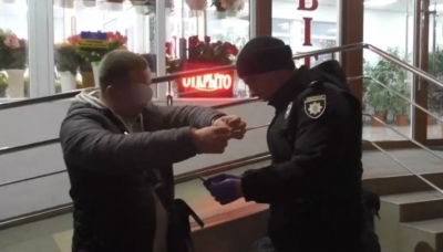 На Соборній поліція зловила вінничанина з купою наркотики (Відео)