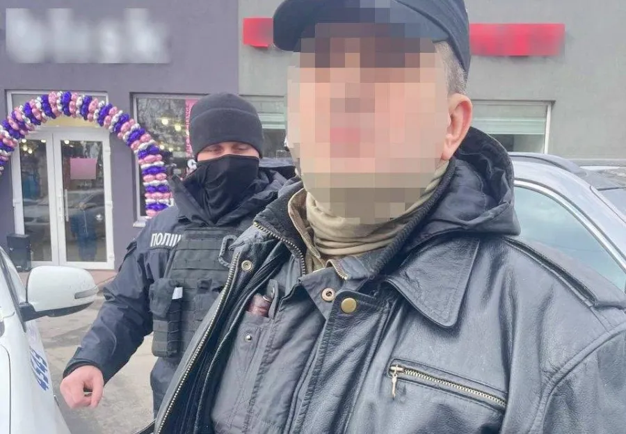 У Вінниці чоловік погрожував пістолетом перехожій