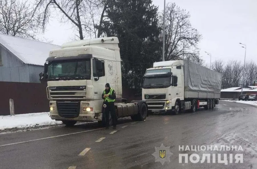Водіїв великогабаритного транспорту просять бути обережними на дорогах через снігопад