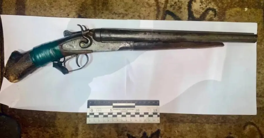 На Вінниччині чоловік вистрілив з обрізу крізь двері квартири: гість у тяжкому стані