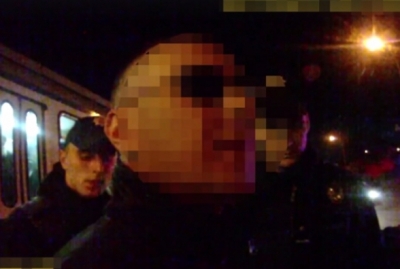 Патрульні затримали чоловіка з пістолетом у трамваї (Відео)