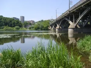 Наступного місяця в зв'язку з реконструкцією Київського мосту буде частково обмежений рух транспорту