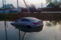 На Вінниччині автомобіль без водія заїхав у ставок