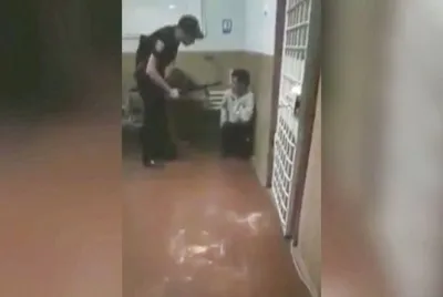 «Ти тут сидиш нах*й. Ти поняв?!»: поліцейський бив чоловіка кийком та змусив присідати