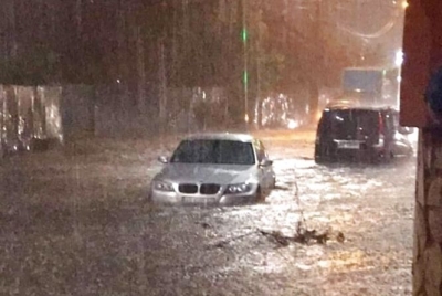 Злива у Вінниці: автомобілі плавали і губили номера (Відео)