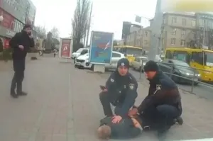 Вінничанин перед патрульним авто намагався перерізати шию (Відео)