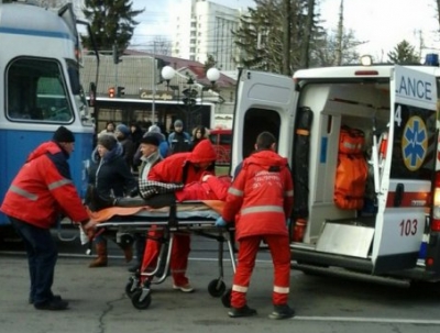 У Вінниці біля лікарні трамвай збив жінку