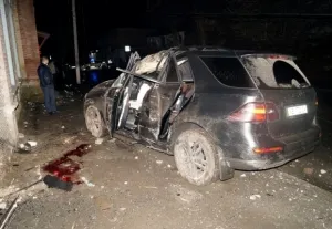 На Першотравневій джип Мерседес збив бетонний стовп. Водія забрала швидка