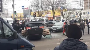 На Вишеньці зіткнулися дві іномарки: BMW перекинулася на дах